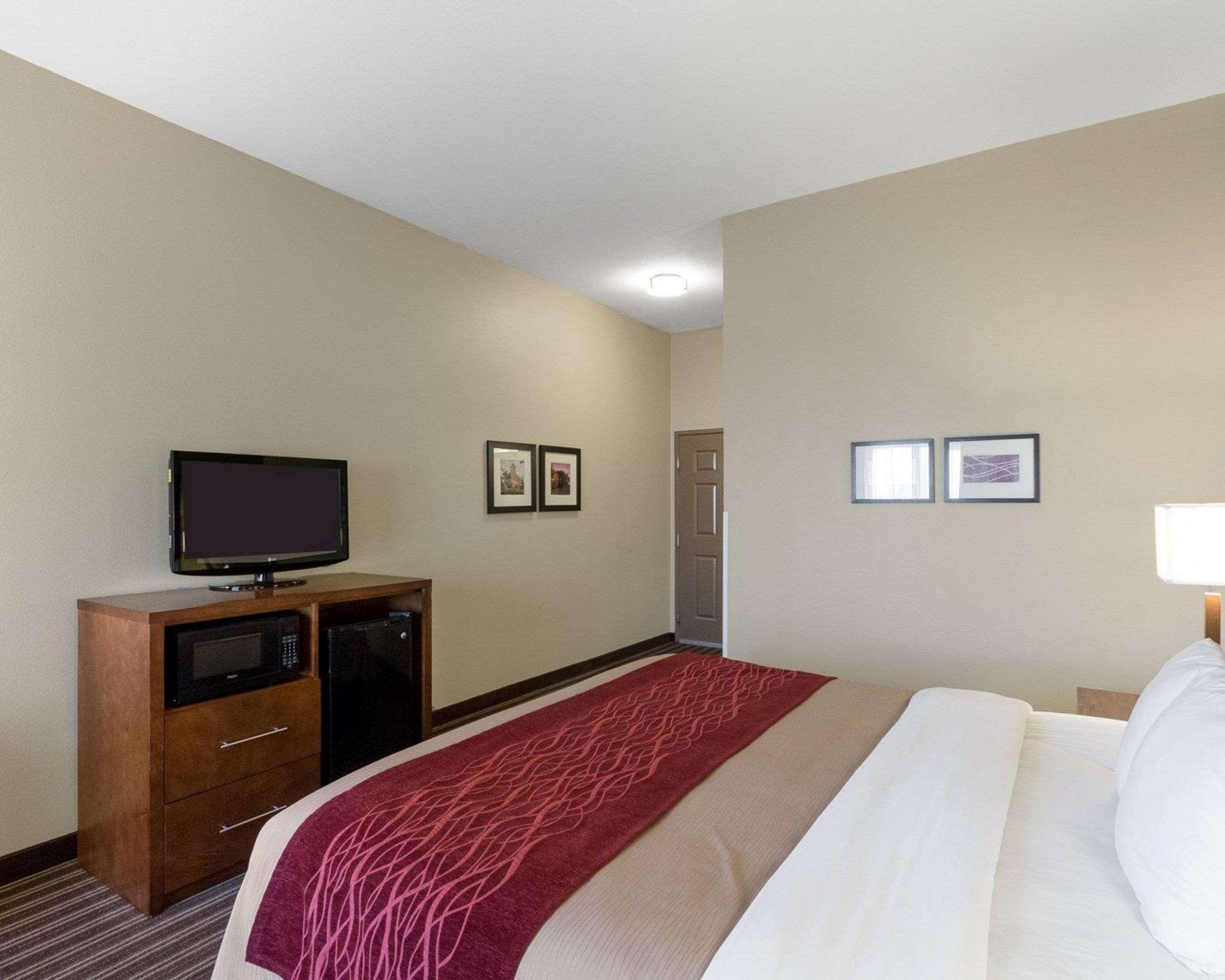 Comfort Inn & Suites Fayetteville-University Area Exterior photo